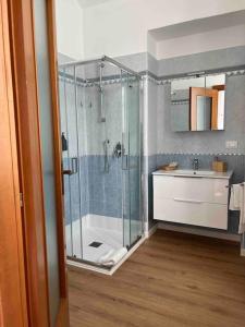 La salle de bains est pourvue d'une douche et d'un lavabo. dans l'établissement Casa Belfiore 1892 - bilocale, à Turin