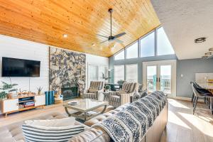 ein Wohnzimmer mit einem Sofa und einem TV in der Unterkunft Oceanfront Surfside Beach Home Deck and Grill! in Surfside Beach