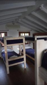 Habitación con 2 literas en un ático en Wood Side Hostel en Mar del Plata