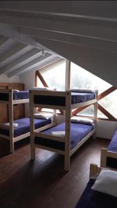 Habitación con 3 literas en un barco en Wood Side Hostel en Mar del Plata