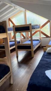Una cama o camas cuchetas en una habitación  de Wood Side Hostel