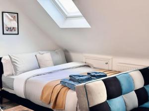 1 dormitorio con 1 cama con toallas en Bright Studio in Wembley 30min to Central London, en Londres