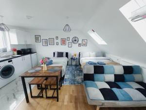 Habitación con cama, mesa y sofá en Bright Studio in Wembley 30min to Central London, en Londres