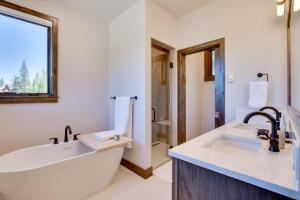 een badkamer met een groot bad en een wastafel bij Mountain Home with Hot Tub, Near WP Resort! in Winter Park +33 foto's