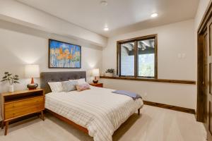 een slaapkamer met een bed en een raam bij Mountain Home with Hot Tub, Near WP Resort! in Winter Park