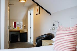 a bedroom with a desk and a chair in a room at Red Mullions Guest House in Oxford +99 photos