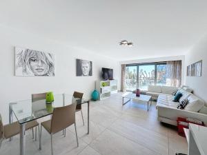 Ruang duduk di PLEIN SUD - le tapis rouge Croisette