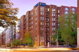 un edificio alto de ladrillo rojo con un letrero azul. en Comfort Inn Downtown DC/Convention Center, en Washington