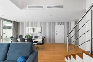 un soggiorno con un divano blu e un tavolo di Charmy Villa Estoril by Amber Star Rent a Cascais