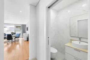 卡斯凱什的住宿－Charmy Villa Estoril by Amber Star Rent，白色的浴室设有水槽和卫生间。