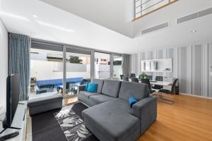 un soggiorno con un divano e una televisione di Charmy Villa Estoril by Amber Star Rent a Cascais