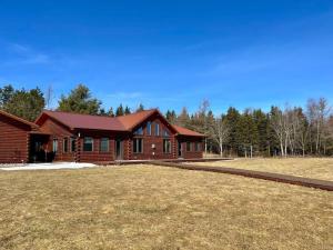 a log house with a yard in front of it at Geese Villa Log House in Harrington