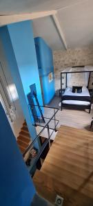 - une chambre avec un lit et un escalier dans l'établissement Logis de Cupidon, à Châteauneuf-du-Rhône
