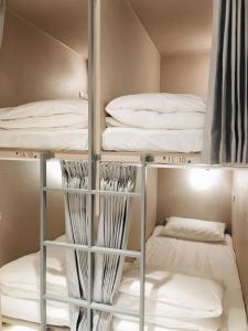 Rúm í herbergi á 日初青旅 Sundaily Hostel 北車