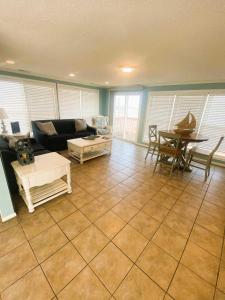 sala de estar con sofá y mesa en Ocean front Rental 101-3, en Tybee Island