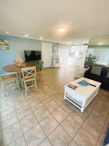 sala de estar con sofá y mesa en Ocean front Rental 101-3, en Tybee Island