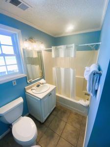 y baño con aseo, lavabo y ducha. en Ocean front Rental 101-3, en Tybee Island