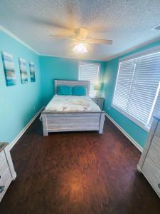 1 dormitorio con 1 cama con paredes azules y techo en Ocean front Rental 101-3, en Tybee Island