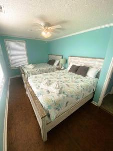 1 dormitorio con 2 camas y ventilador de techo en Ocean front Rental 101-3, en Tybee Island