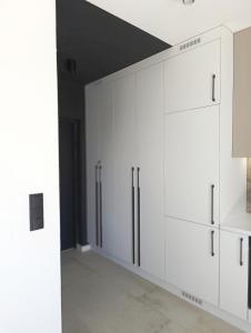 a room with white cabinets and a black ceiling at Bacówki Resort in Ochotnica Górna