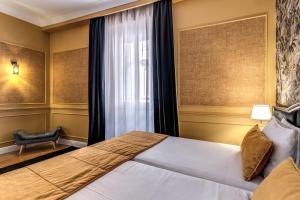 ローマにあるRelais Fontana Di Trevi Hotelのベッドと窓が備わるホテルルーム