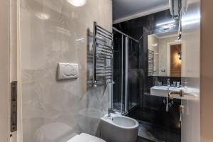 y baño con aseo, lavabo y espejo. en Relais Fontana Di Trevi Hotel en Roma