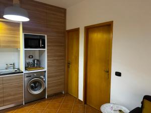 a kitchen with a washer and dryer in a room at Beira Mar AB2 in Santa Maria