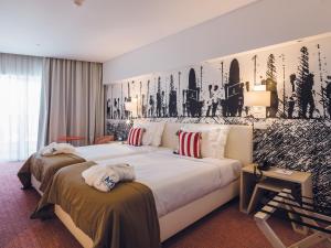 ein Hotelzimmer mit zwei Betten in einem Zimmer in der Unterkunft MH Peniche in Peniche
