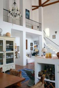uma sala de estar com uma mesa e uma sala de jantar em Charming Country House in Silves em São Bartolomeu de Messines