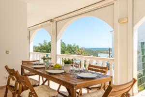 uma sala de jantar com mesa e cadeiras em Villa Cayetana em Maó