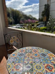 d'une table sur un balcon avec un motif de carrelage coloré. dans l'établissement La Papera Sciocca, à La Spezia
