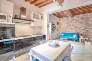 a kitchen and dining room with a table and chairs at Piombino Apartments - Casa XX Settembre in Piombino