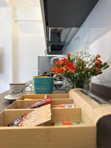 une boîte sur un comptoir avec un vase de fleurs dans l'établissement La Papera Sciocca, à La Spezia 8 autres photos