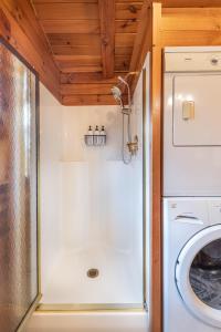 a washer and dryer in a tiny house at Sage Brush Cabin in Millersburg