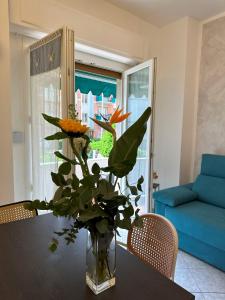 un vase de fleurs sur une table dans le salon dans l'établissement La Papera Sciocca, à La Spezia