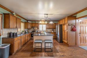 Gallery image of Maplewood Farmhouse + Hot tub in Howland Corners
