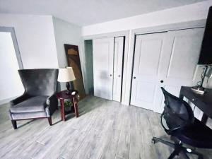 ロジャースにあるBeaver Lake Modern Getaway -3 bedroom houseのリビングルーム(椅子、テーブル、ランプ付)