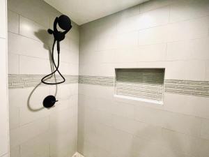 ロジャースにあるBeaver Lake Modern Getaway -3 bedroom houseのバスルーム(黒いシャワーヘッド付きのシャワー付)が備わります。 +25枚の写真
