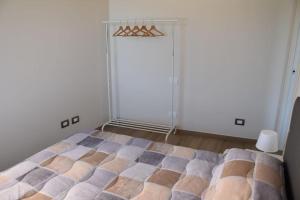 Ένα ή περισσότερα κρεβάτια σε δωμάτιο στο Casa vacanze Casa Vittoria cod.017106-cni-00074
