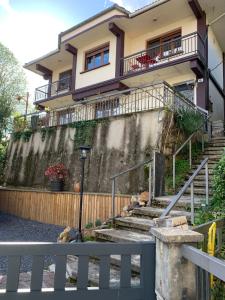 una casa con escaleras delante en 6 Herriko Etxea Plaza, en Bera