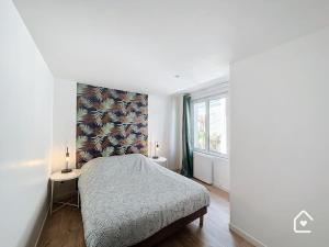 Schlafzimmer mit einem Bett und einem Fenster in der Unterkunft Bienvenue chez Janna - 6 Personnes - Parking facile in Châtellerault