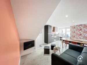 ein Wohnzimmer mit einem Sofa und einem Esszimmer in der Unterkunft Bienvenue chez Janna - 6 Personnes - Parking facile in Châtellerault