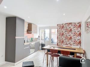 a kitchen with a table and some chairs in it at Bienvenue chez Janna - 6 Personnes - Parking facile in Châtellerault