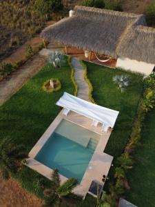 an overhead view of a swimming pool in a yard with a pavilion at Casa Carey Villa en la Playa in Tlachicón