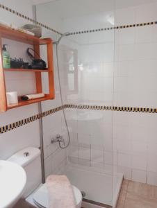 bagno con doccia e servizi igienici. di Casa Alberto a Puerto del Rosario
