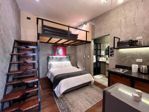 Ένα ή περισσότερα κρεβάτια σε δωμάτιο στο 211 Aparta Studio Boutique en mansión siglo XIX