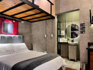 Ένα ή περισσότερα κρεβάτια σε δωμάτιο στο 211 Aparta Studio Boutique en mansión siglo XIX