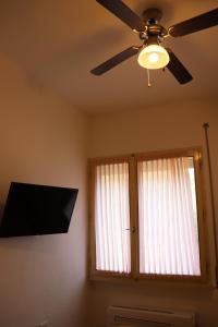 a ceiling fan and a window in a room at Beautiful lake in Garda
