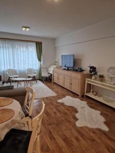 ein Wohnzimmer mit einem Sofa und einem TV in der Unterkunft Belle maison ! in Brüssel