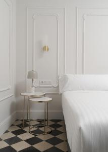 1 dormitorio con 1 cama y 1 mesa con lámpara en Boutique Hotel Cordial La Niña de Vegueta, en Las Palmas de Gran Canaria